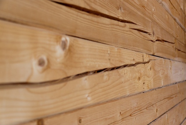 Низкое качество утепления стыков между бревнами или брусом ведет к более глубокому промерзанию стен и быстрому появлению обширных трещин