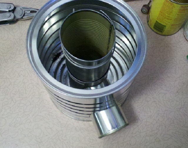Самая простая печь-ракета может быть изготовлена из консервных банок