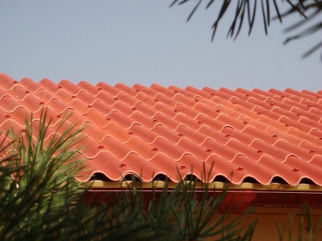 Крыша, покрытая современным композитным материалом «керамопласт»