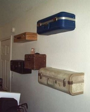 Полки из старых чемоданов