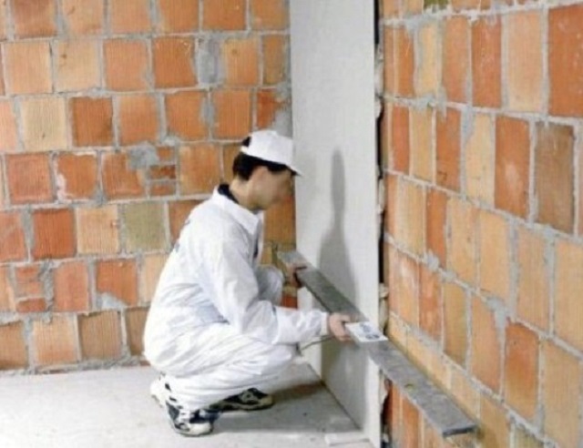 Корректировка правильности прилегания гипсокартонного листа к стене