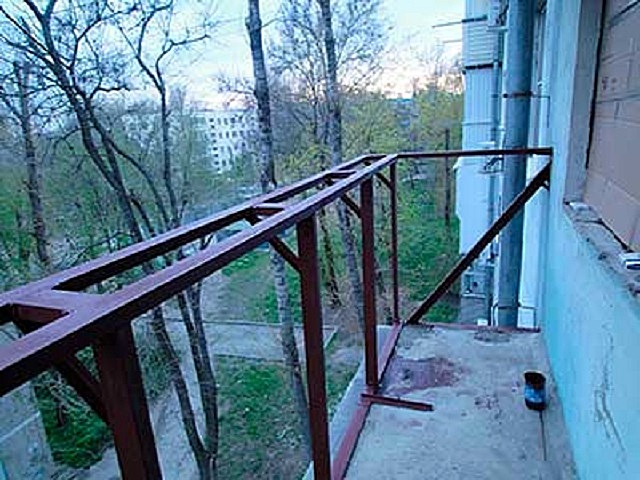 Балкон расширяется только в верхней части, за свет выноса в районе подоконника остекления