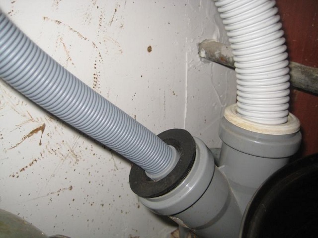 Совместное подключение к канализации сифона раковины и сливного шланга стиральной машины