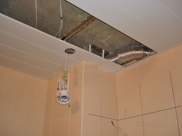 Подвесной потолок в ванной в процессе монтажа