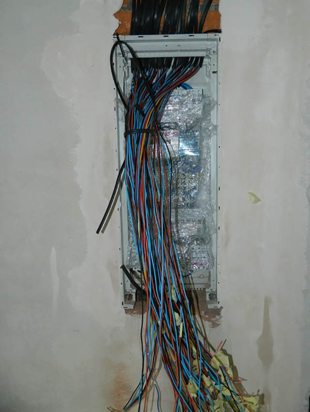 Разделанные и временно промаркированные кабели в электрическом щите