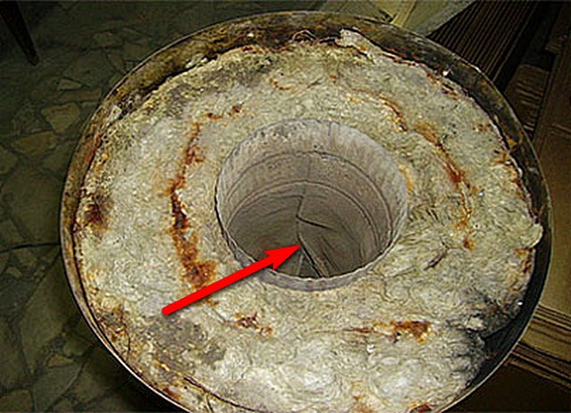 Стрелкой показан участок деформации и прогорания внутреннего канала сэндвич-трубы