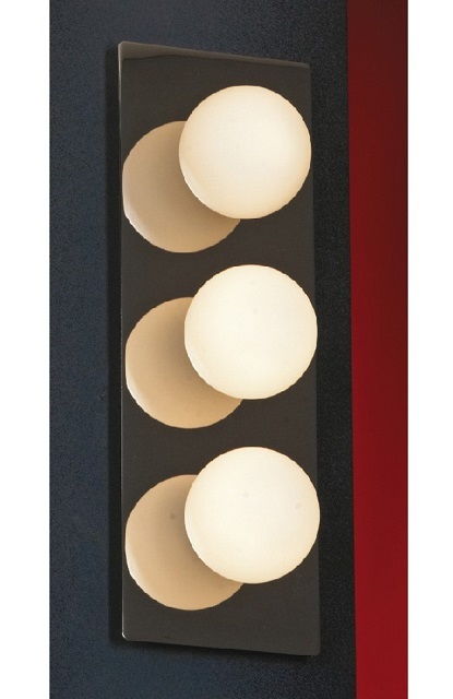 Настенный светильник с тремя плафонами-шарами