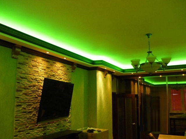 Периметр потолка комнаты, подсвеченный зеленый оттенком