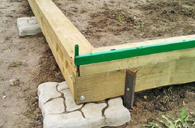 Деревянный фундамент можно несколько приподнять над уровнем грунта.