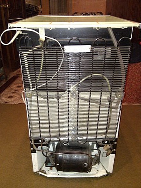Прообраз теплового насоса - знакомый всем холодильник, решетка конденсатора которого при работе нагревается.