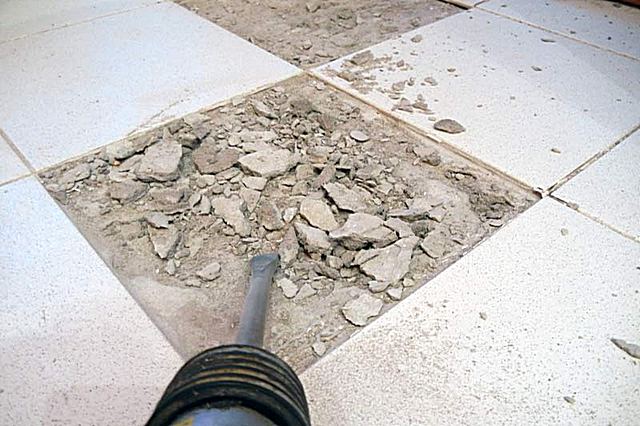 Удаление нестабильной плитки и очистка основания под ней