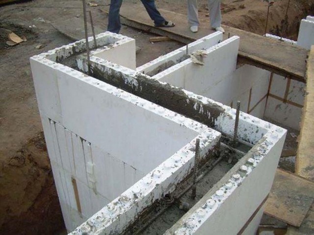 Заливка стен из несъемной опалубки бетоном