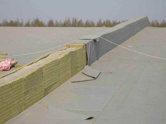 Процесс утепления плоской крыши в один слой
