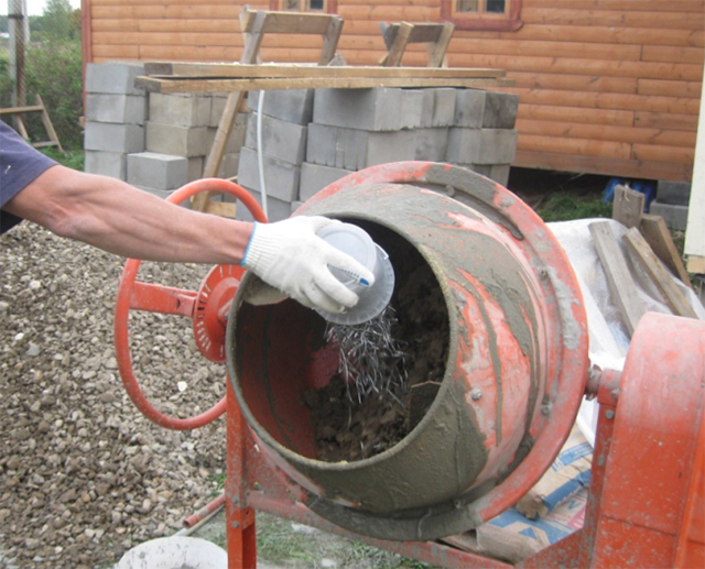 Внесение фибры во время работы бетономешалки