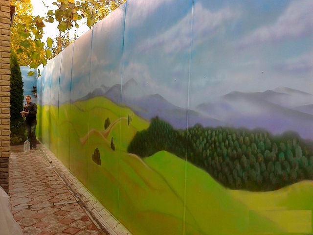 Задача для креативных хозяев - художественная роспись (граффити) на заборе