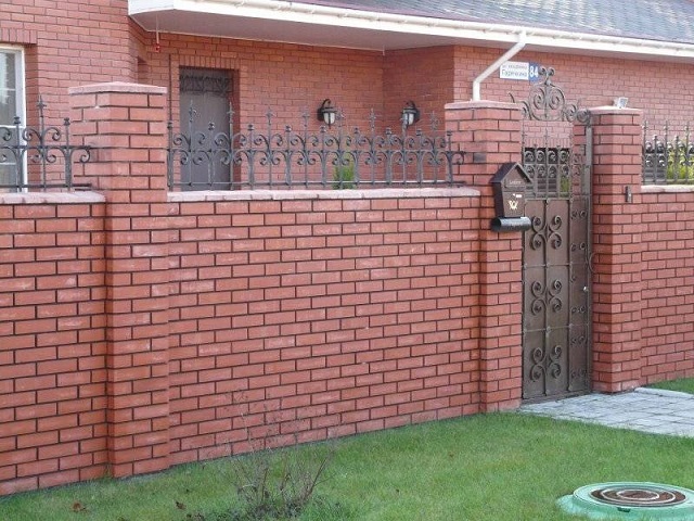 Кирпичный забор отлично гармонирует с кирпичным домом