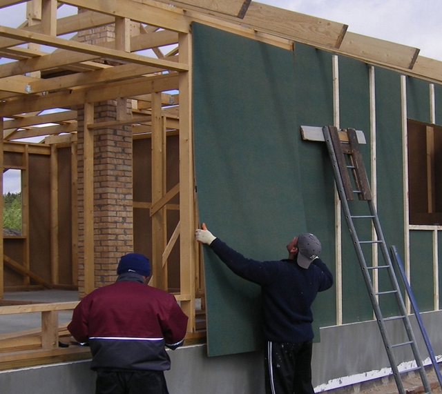 Облицовка фасадных стен дома панелями «Isoplaat Windprotection»