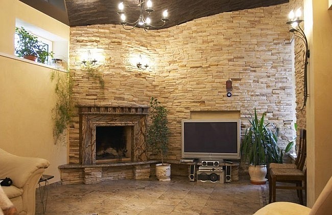 Гармоничный интерьер гостиной с камином