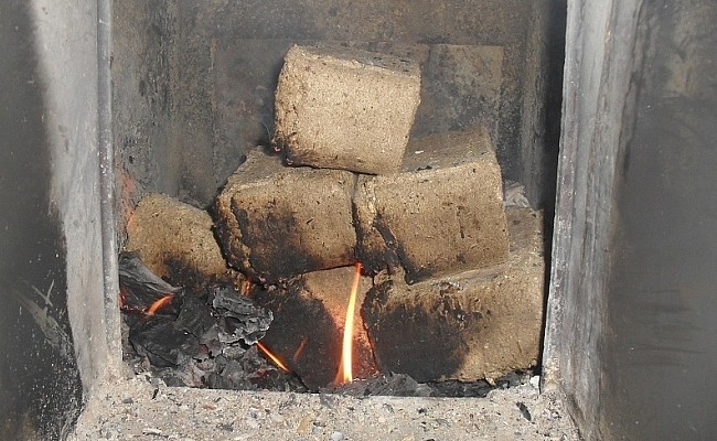 Растопка печи с использованием брикетов топлив